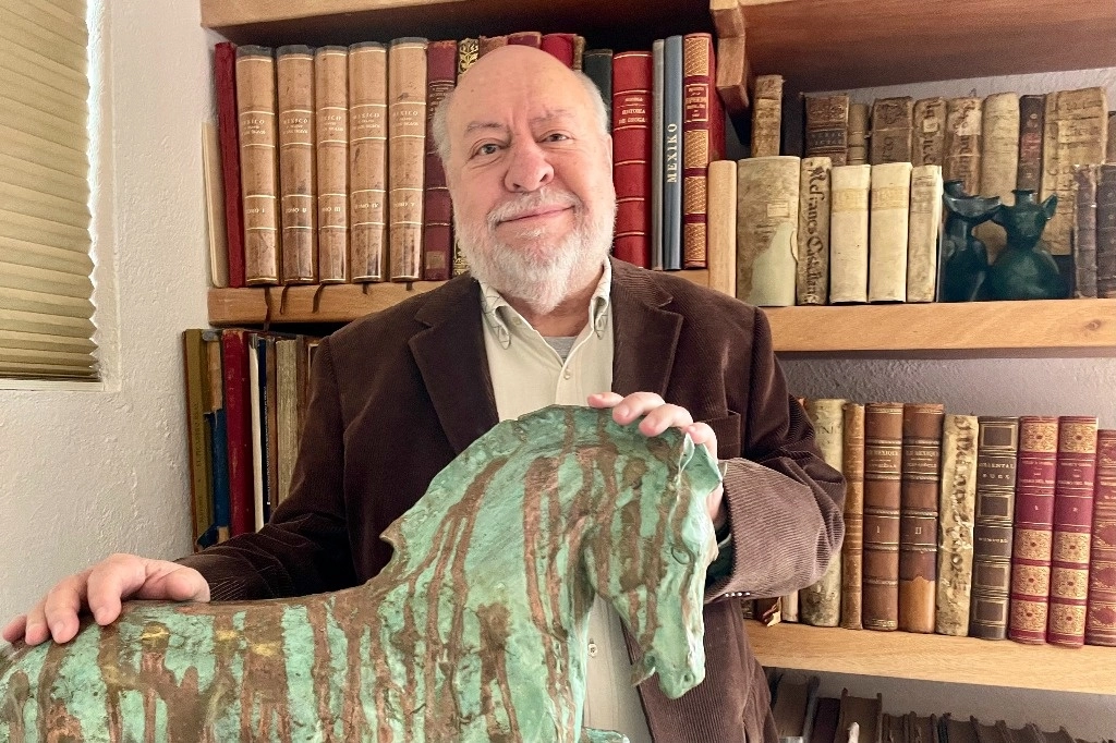 Miembro de una familia de libreros que data de dos generaciones anteriores, Miguel Ángel Porrúa comenzó a trabajar en este oficio desde el bachillerato. Foto Roberto García