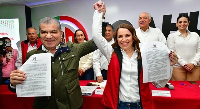 Riquelme, quien terminó su sexenio el pasado 30 de noviembre, tiene como compañera de fórmula a María Bárbara Cepeda Boheringer, quien hasta el martes de esta semana se desempeñó como diputada local. Foto Leopoldo Ramos 