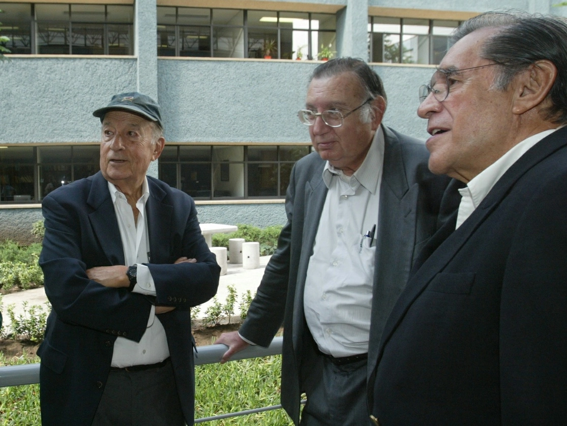 Flanqueado por Pablo González Casanova y Víctor Flores Olea, Miguel Concha antes de una conferencia en la UNAM en 2008. Foto ‘La Jornada’