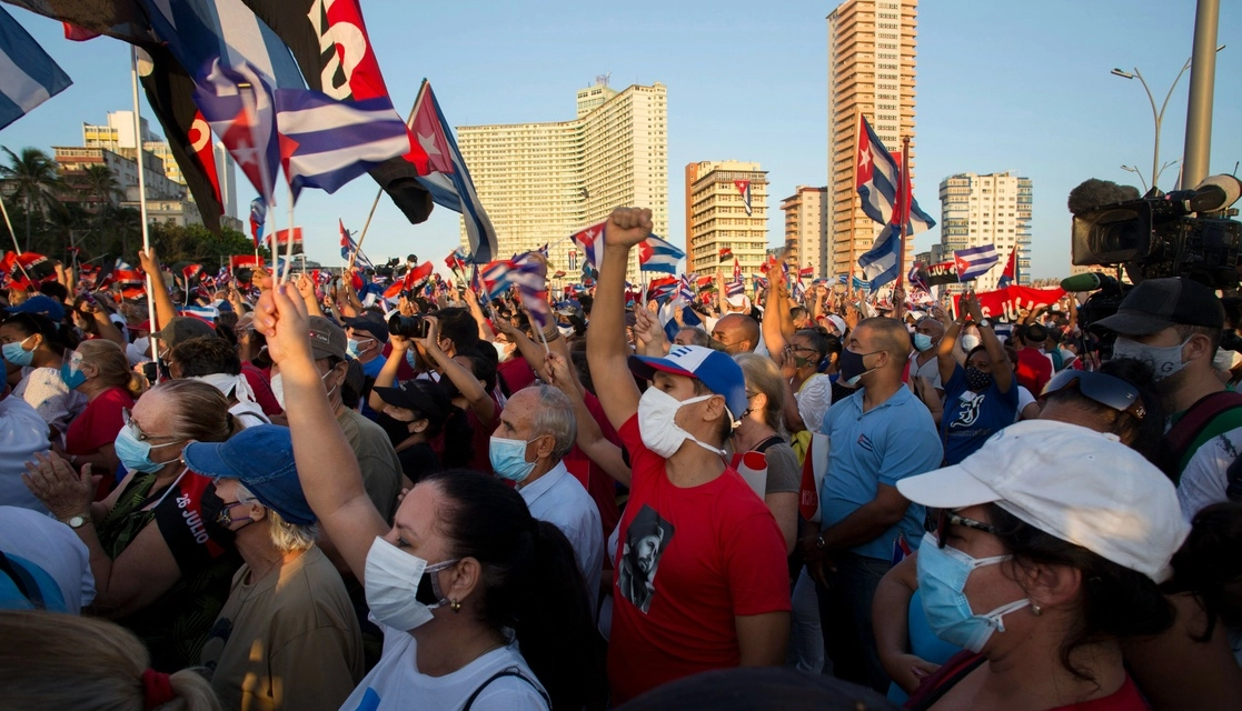Miles de personas se reunieron en el malecón de La Habana en apoyo a la revolución cubana y como respuesta a las manifestaciones antigubernamentales registradas. Foto Ap