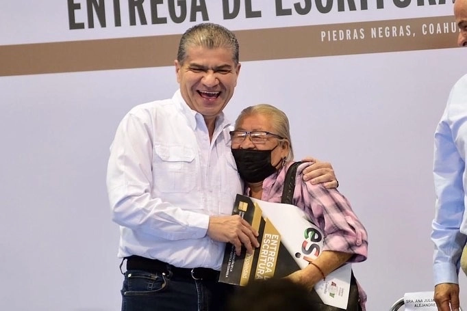 El gobernador de Coahuila, Miguel Ángel Riquelme (der). Foto tomada de la cuenta de Twitter @mrikelme
