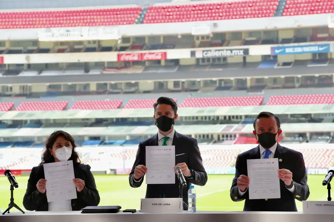 El presidente de la Liga Mx, Mikel Arriola (derecha), estuvo acompañado ayer de la encargada del Despacho de la Presidencia del Consejo Nacional para Prevenir la Discriminación y del presidente de la Federación Mexicana de Futbol durante una conferencia de prensa previo al inicio del torneo Grita Mexico 2021 en el Estadio Azteca, en la Ciudad de México. Foto Luis Castillo

