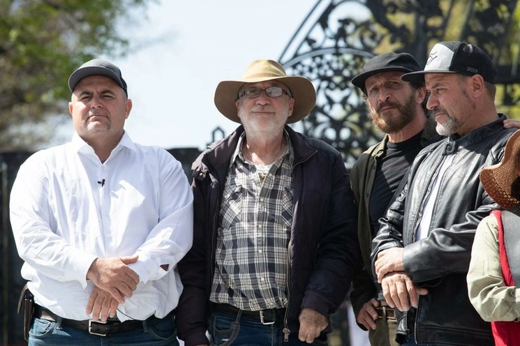 La familia LeBarón, Javier Sicilia y Daniel Giménez Cacho, durante un acto cultural en la Estela de Luz. Foto Pablo Ramos 
