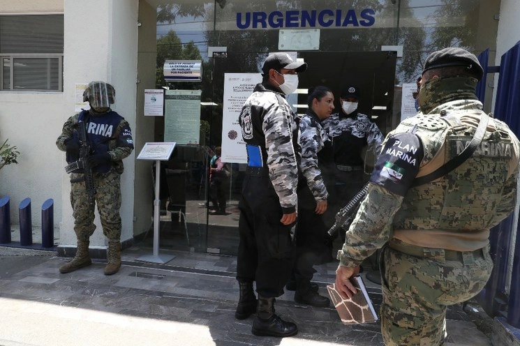Elementos de la Secretaría de Marina en el Instituto Nacional de Enfermedades Respiratorias. Foto María Luisa Severiano