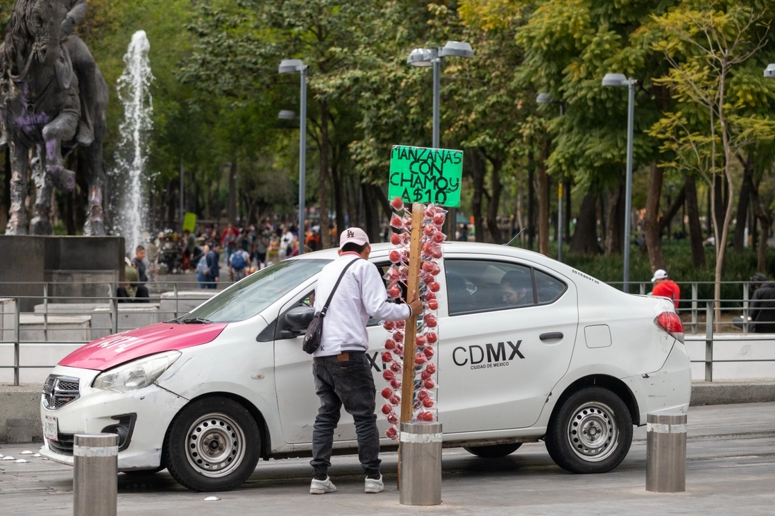  La Secretaría del Bienestar e Inclusión señaló que al menos 5 mil personas han hecho del espacio público. como cruces peatonales o corredores turísticos, su lugar de trabajo, donde hacen malabares, limpian parabrisas, venden flores, dulces, cigarros y otros artículos, o simplemente piden limosna. Foto Pablo Ramos 