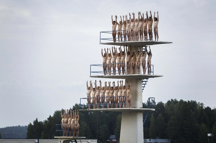 Desnudos, posan en Finlandia para el artista plástico, Spencer Tunick. Foto Afp
