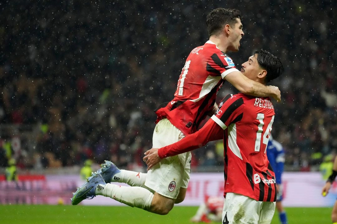 Christian Pulisic (izquierda) y Tijjani Reijnders celebran la segunda anotación del Milan ante Como, en juego de la fecha 29 de la Serie A, disputado en el estadio San Siro en Milán, Italia, el 15 de marzo de 2025. Foto 