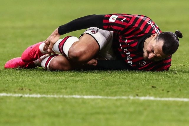 "El tendón de Aquiles está perfectamente intacto. El jugador pasará un scanner de aquí a 10 días", informó el Milan sobre Ibrahimovic. La imagen, de febrero pasado. Foto Afp