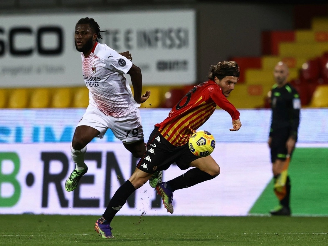 Franck Kessié del Milan (izquierda) cooperó con un tanto para la victoria 2-0 ante el Benevento, en la fecha 15 de la Serie A. Foto Ap