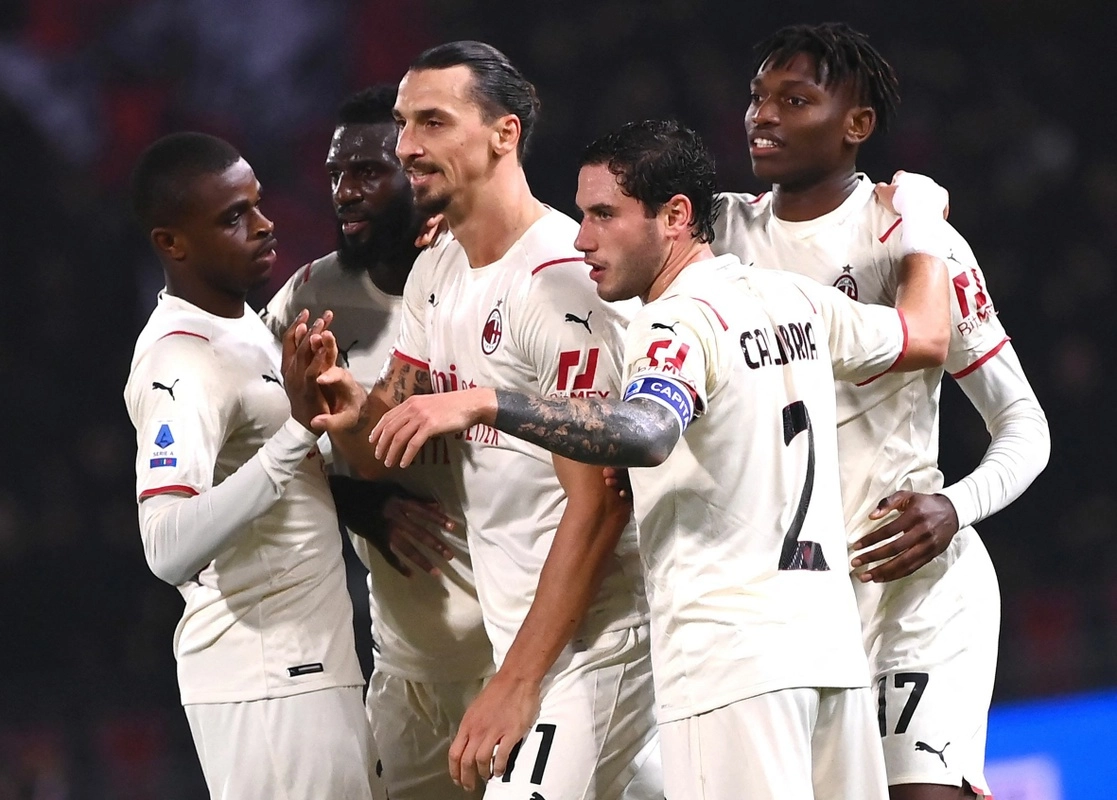 Zlatan Ibrahimovic celebra con sus compañeros del Milan luego de anotar el último gol ante Bolonia, en la fecha nueve de la Serie A. Foto Afp