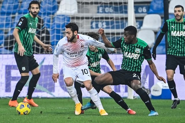 Tras la victoria ante Sassuolo, Milan llegó a 31 unidades y marcha como líder en la Serie A. Foto Afp