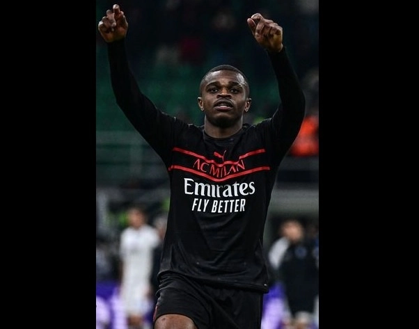 Pierre Kalulu del Milan, autor del gol ante Empoli celebra al final del duelo de la fecha 29 en Serie A. Foto Afp