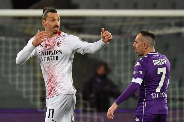 Zlatan Ibrahimovic del Milan y Franck Ribery de Fiorentina dialogan en el duelo de sus equipos en la fecha 28 de la Serie A. Foto Afp