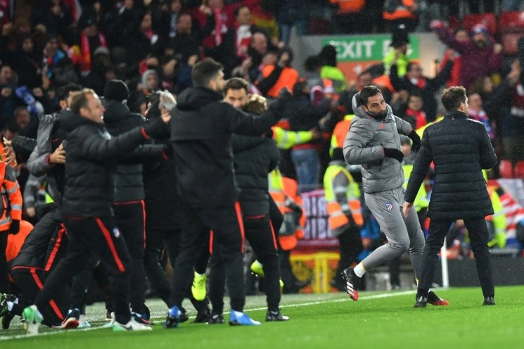 Los jugadores suplentes del Atlético de Madrid celebran el triunfo ante el Liverpool. Foto Afp