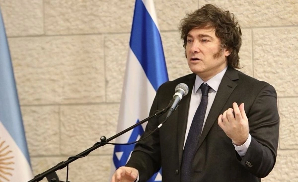 El presidente Javier Milei y su entorno, continúan  agravando la crisis política que sacude al país y sus reflejos terminan jugándole en contra, enfrentado ahora problemas diplomáticos. Foto