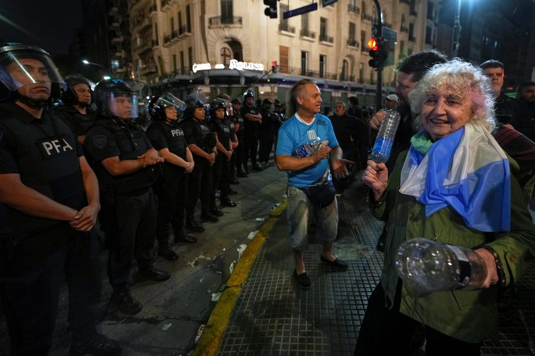 Una mujer golpea botellas de plástico durante una protesta por el aumento de las pensiones y contra las medidas de austeridad implementadas por el gobierno de Javier Milei en Buenos Aires, Argentina. Foto
