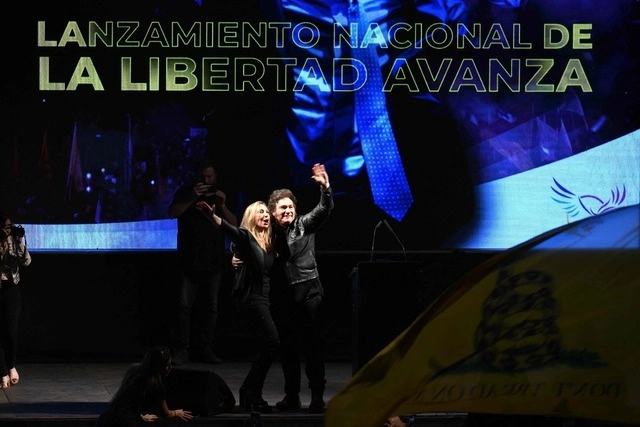 Javier Milei, lanzó este sábado su partido político a nivel nacional, con el que, aseguró, ganará las elecciones legislativas de medio término en 2025. Foto Afp