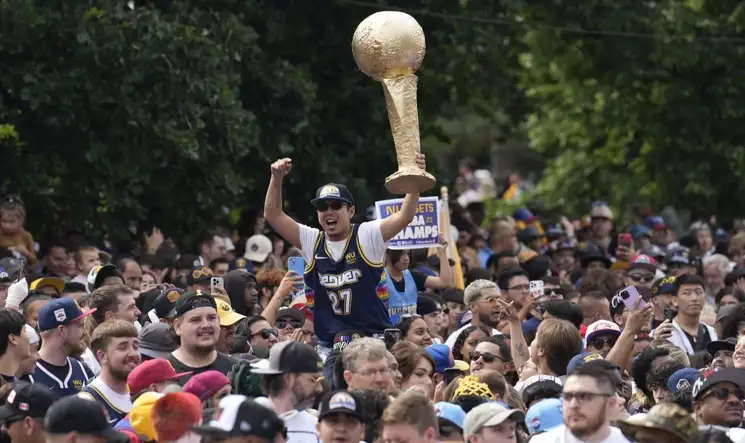 Miles de simpatizantes vieron por las calles de Denver cómo los Nuggets, campeones de la NBA, celebraban su primera corona de liga con un desfile de la victoria. Foto Ap