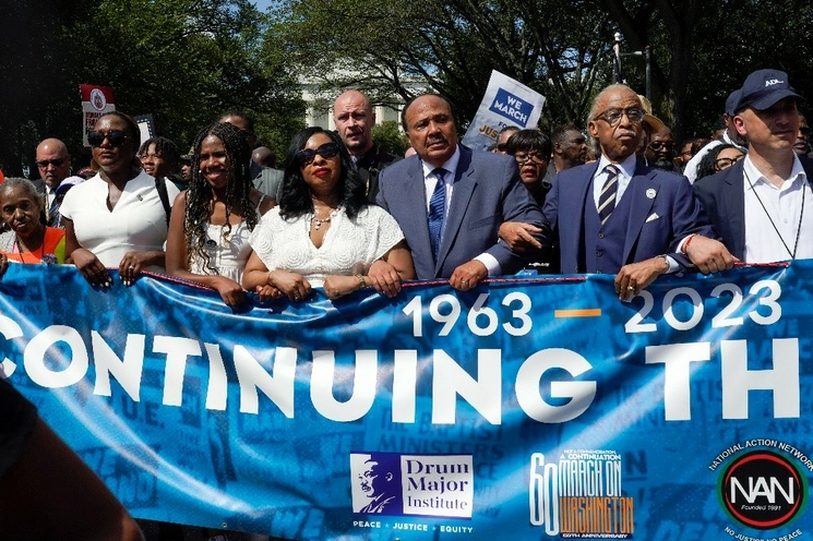 El reverendo Al Sharpton, segundo desde la derecha, se une a Martin Luther King III, el hijo de Martin Luther King Jr., tercero desde la derecha, su esposa Arndrea Waters y su hija Yolanda, en el 60 aniversario de la Marcha en Washington. Foto Ap