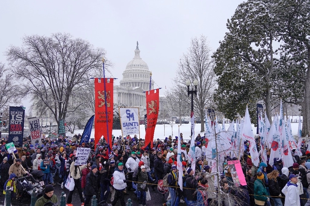 Activistas antiaborto marchan frente al Capitolio. Foto Ap