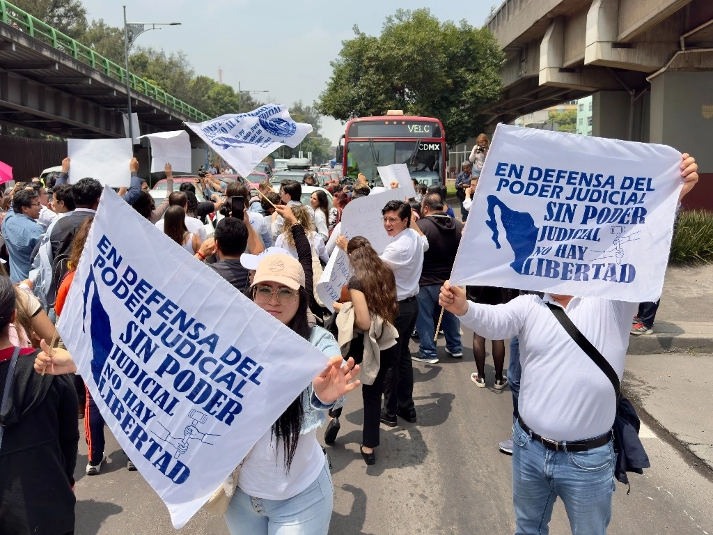 Estudiantes se unieron al bloqueo frente a Ciudad Deportiva, donde ayer sesionaron diputados. Foto Roberto García Ortiz 