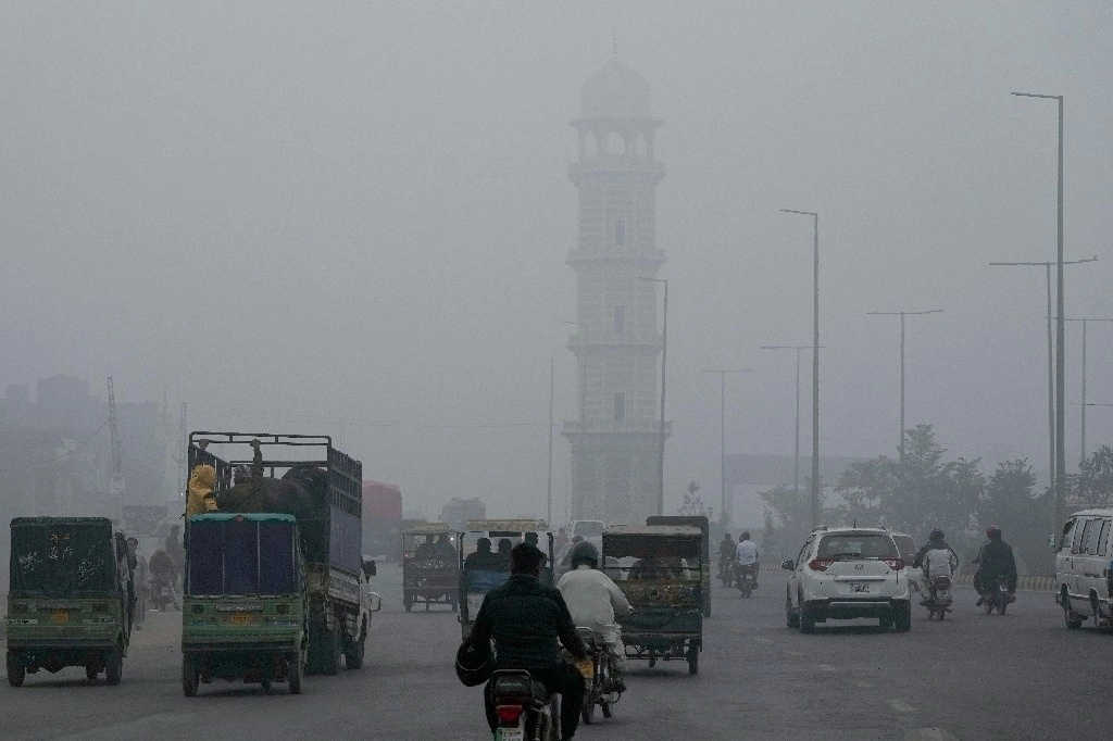 La alta cantidad de smog reduce la visibilidad en la región de Lahore, provincia de Punyab, en Pakistán. Foto Ap  