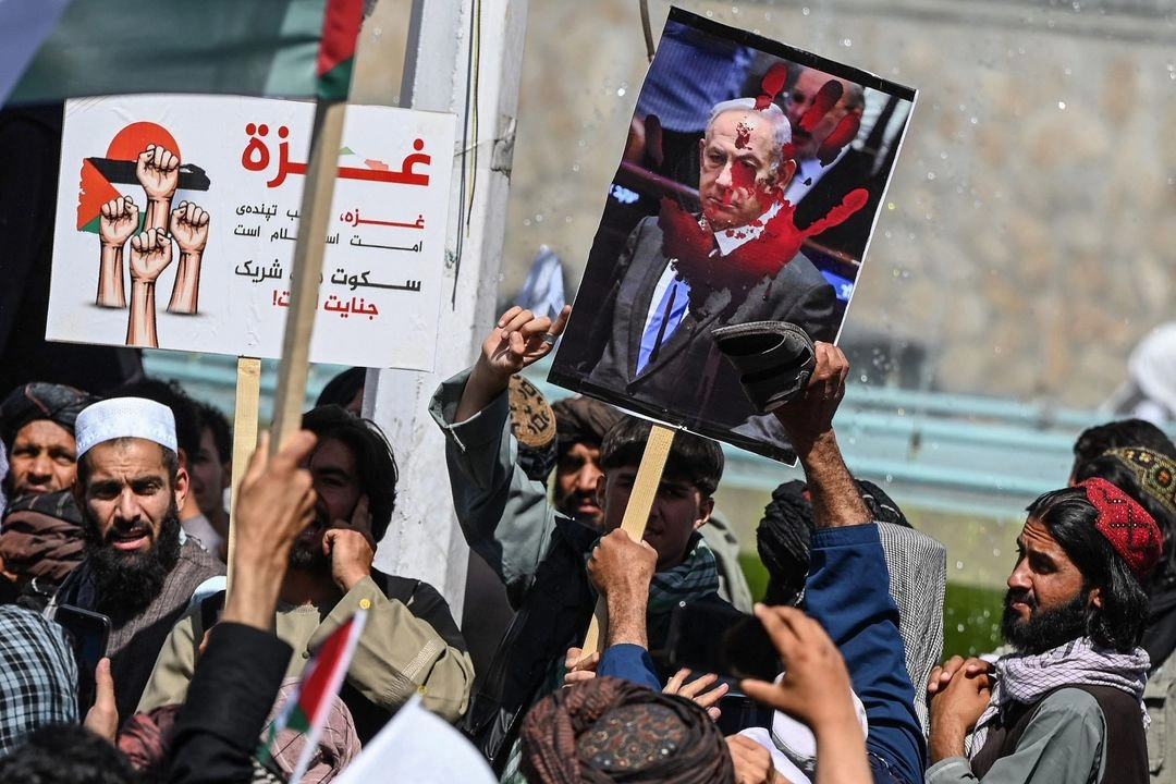 Afganos protestan contra Israel para mostrar su solidaridad con los palestinos después de las oraciones del viernes en Kabul el 30 de mayo de 2025.