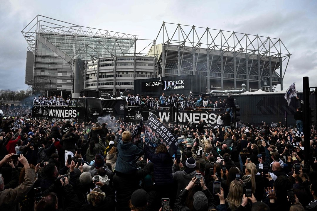 Miles de aficionados salieron a las calles de Newcastle para festejar con su equipo el campeonato de la Copa de Liga, el cual consiguieron al derrotar por 2-1 al Liverpool, el pasado 16 de marzo. Foto 