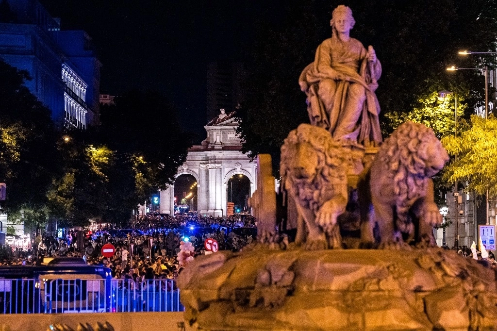 Centenares de aficionados celebran la victoria del Real Madrid en la final de la Liga de Campeones, en la plaza de Cibeles, a 1 de junio de 2024, en Madrid, España. Foto Europa Press