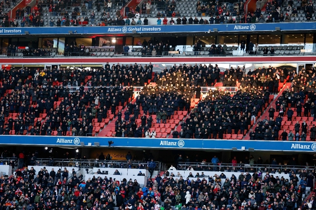 Los participantes aplauden durante una ceremonia de despedida en homenaje a la leyenda del fútbol alemán Franz Beckenbauer, organizada por su histórico club Bayern Múnich en el estadio Allianz Arena en Múnich. Foto Afp