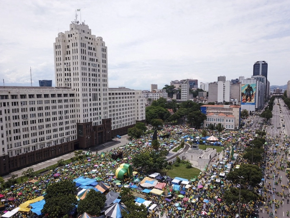 Vista aérea de la protesta de simpatizantes del presidente de Brasil, Jair Bolsonaro, contra el triunfo presidencial de Luiz Inácio Lula da Silva, en Río de Janeiro. Foto Afp 