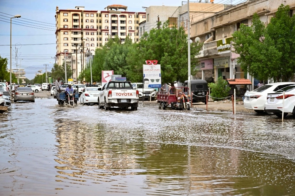 En Puerto Sudán, las lluvias torrenciales dejaron cinco muertos el 31 de julio según la policía local, en un país ya devastado por más de quince meses de guerra. Foto Afp