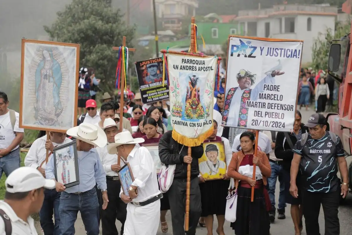 "Peregrinamos por la pascua del padre Marcelo Pérez Pérez. Paz y justicia", "viva el padre Marcelo", "justicia para el padre Marcelo", "viva la diócesis de San Cristóbal" y "alto a las desapariciones forzadas", corearon. Foto 
