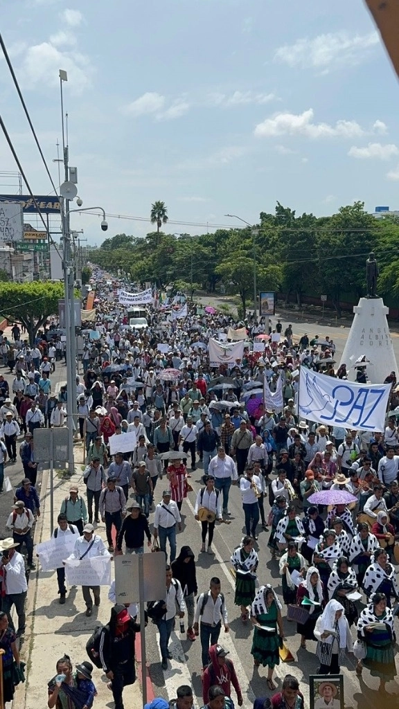 Miles de personas exigen paz en Chiapas ante la disputas que mantienen grupos antagónicos del crimen organizado. Foto 'La Jornada'