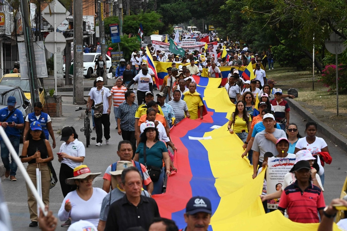 Simpatizantes del presidente colombiano, Gustavo Petro, participan en una marcha hoy en Cali. Foto Afp 