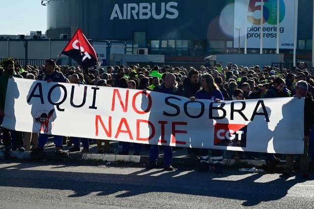 Frente a las instalaciones de Airbus en Getafe, un grupo de alrededor del millar de personas pararon de trabajar para concentrarse en su exterior tras una pancarta con el mensaje: "Aquí no sobra nadie". Foto Afp