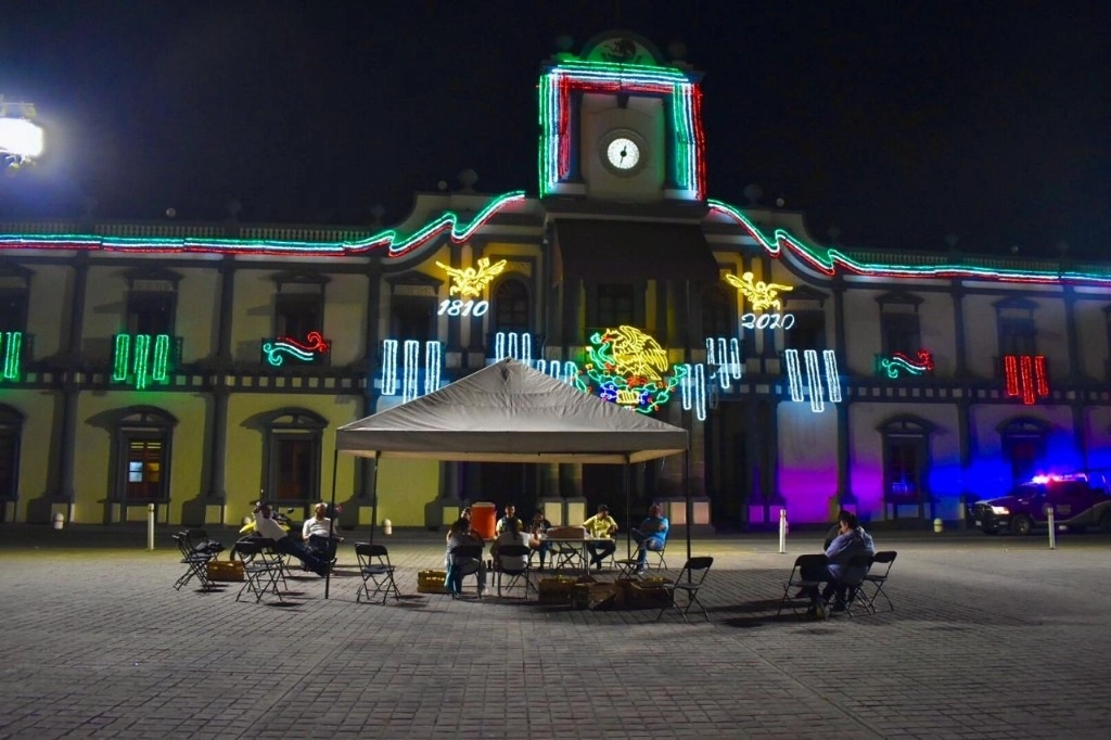 Maestros de la Sección 49 del SNTE mantienen un plantón frente al palacio de gobierno en demanda del pago de su quincena. Foto cortesía Michel Maldonado