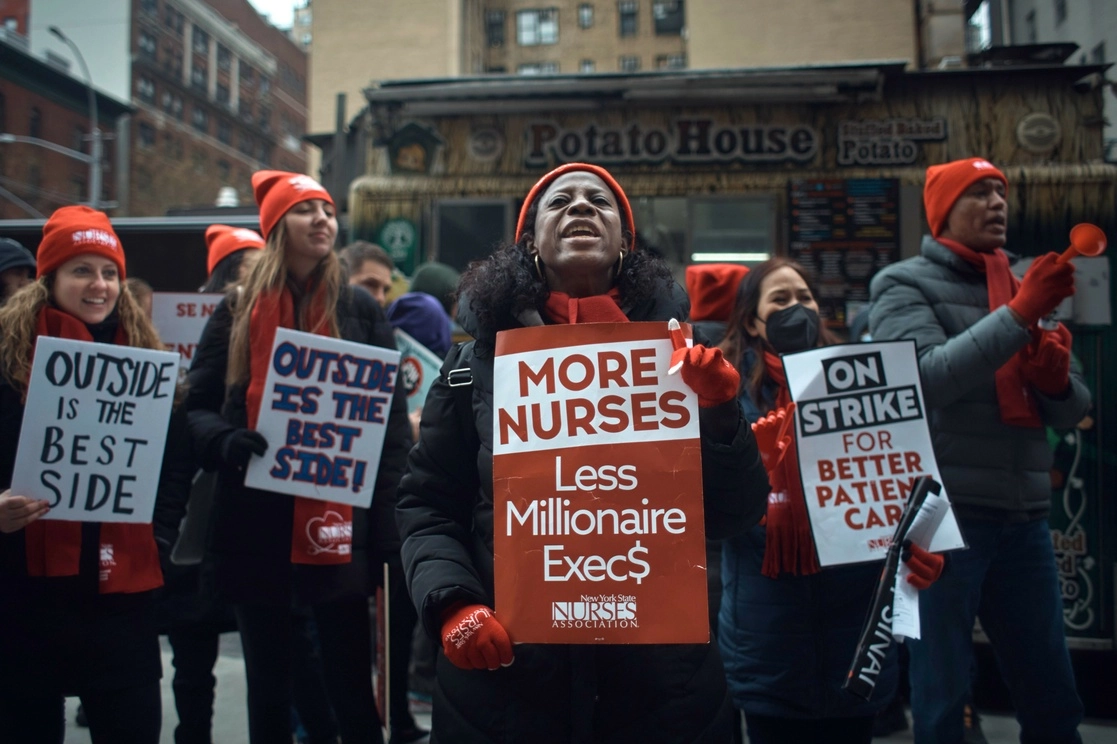 Miles de enfermeras de Nueva York protestaron y entraron en huelga, para exigir mejores condiciones laborales, el 10 de enero de 2023. Foto Ap 