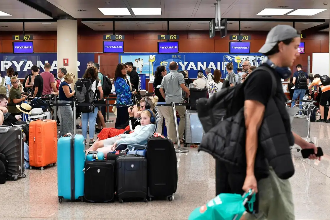 Mostradores de facturación de Ryanair en el aeropuerto de El Prat en Barcelona. Foto Afp