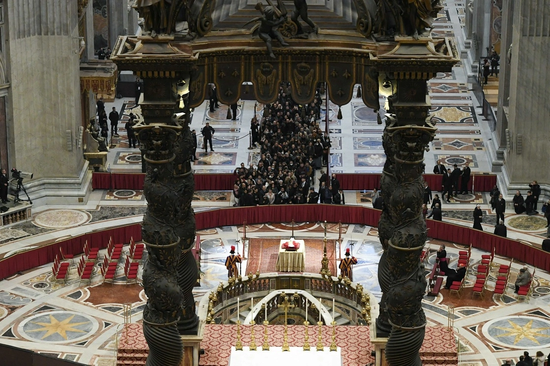 Miles de personas esperan su turno para rendir un último homenaje a Benedicto XVI, antes de su sepultura, en la basílica de San Pedro, el 2 de enero de 2023. Foto Europa Press