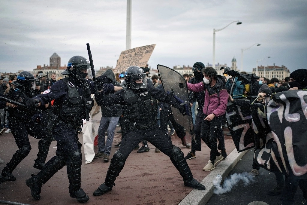 Miles de personas protestaron contra la impopular reforma de las pensiones del presidente Emmanuel Macron, a quien los sindicatos acusan de querer incendiar las calles. La imagen del 23 de marzo de 2023 en Lyon. Foto Ap