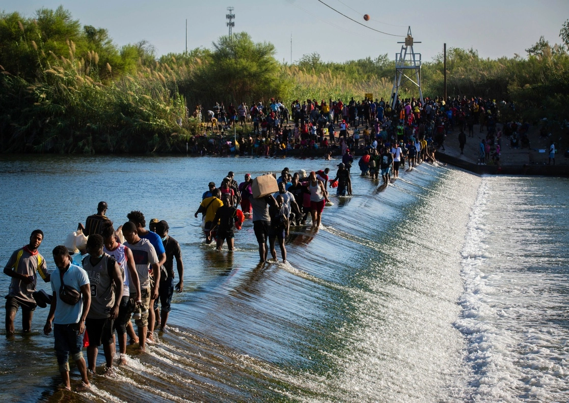 Migrantes haitianos improvisaron campamentos entre Acuña, Coahuila y Del Río, Texas. Foto Ap
