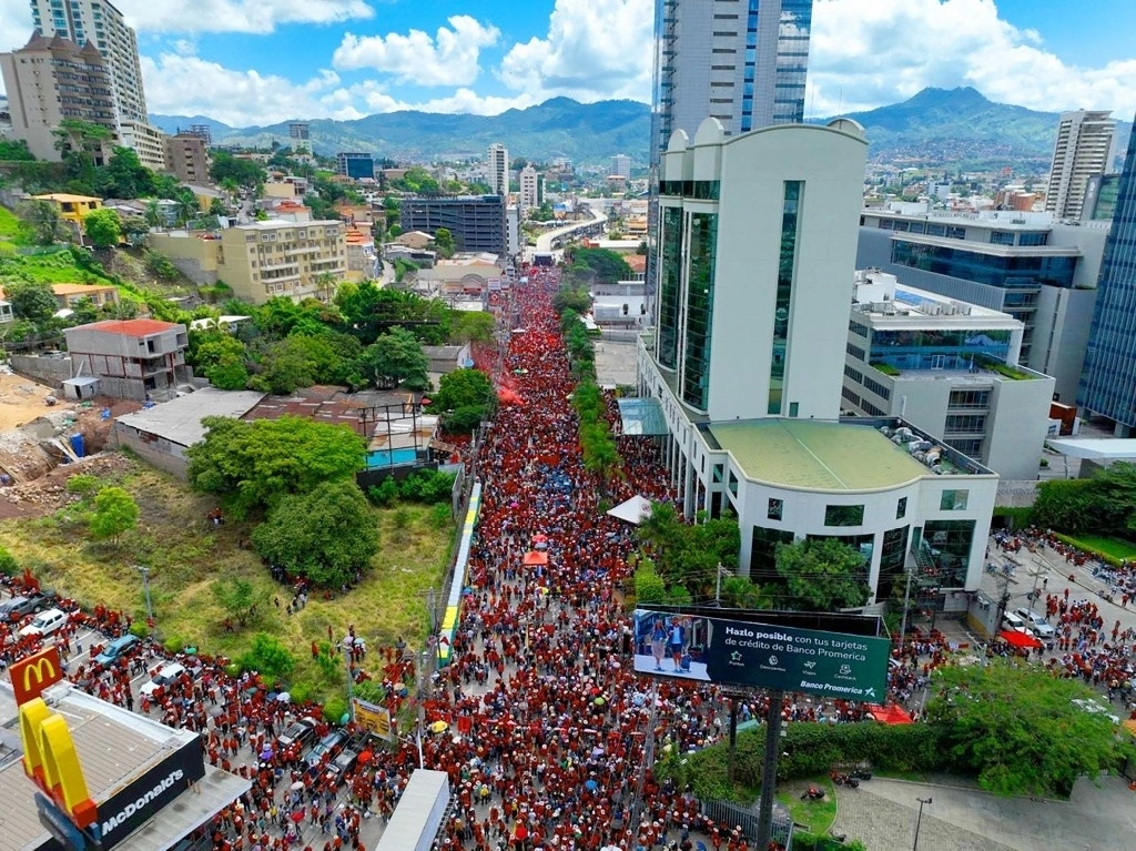 Esta fotografía difundida por la Presidencia de Honduras muestra a partidarios de la presidenta de Honduras, Xiomara Castro, participando en una manifestación en apoyo al gobierno en Tegucigalpa el 14 de septiembre de 2024. Foto Afp