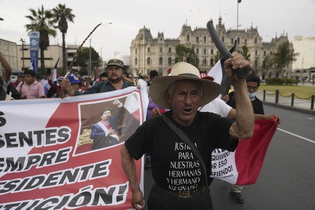 Horas antes, la policía intentó dispersar a la multitud con gases lacrimógenos, pero los ciudadanos siguieron su marcha hacia el centro de la capital. Foto Ap