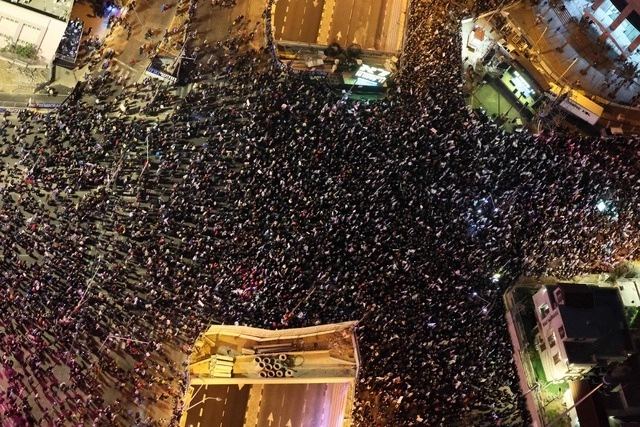 Unos 100 mil manifestantes llenaron las calles del centro de Tel Aviv, según la prensa local. Foto Afp