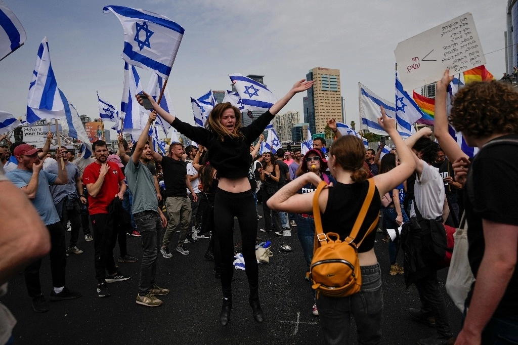 Varias decenas de miles de israelíes manifestaron el jueves contra la reforma judicial del gobierno en Tel Aviv. Foto Ap 