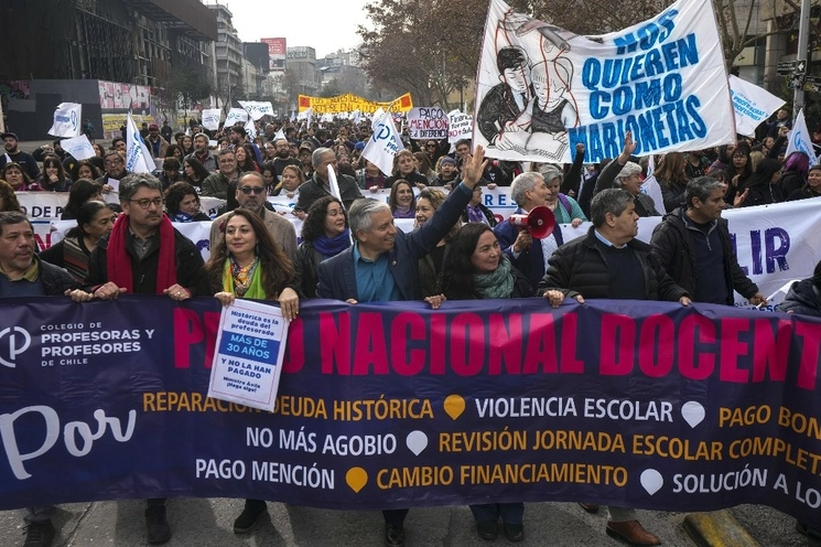 Unos 10 mil maestros chilenos marcharon hasta el edificio del Ministerio de Educación en la capital, Santiago, el 26 de julio de 2023. Foto Ap
