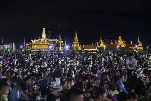 Miles de jóvenes se manifestaron en Bangkok, lanzando una movilización de dos días contra el gobierno para reclamar más democracia, la dimisión del primer ministro o incluso una reforma de la monarquía, un tema tabú en Tailandia. Foto Ap