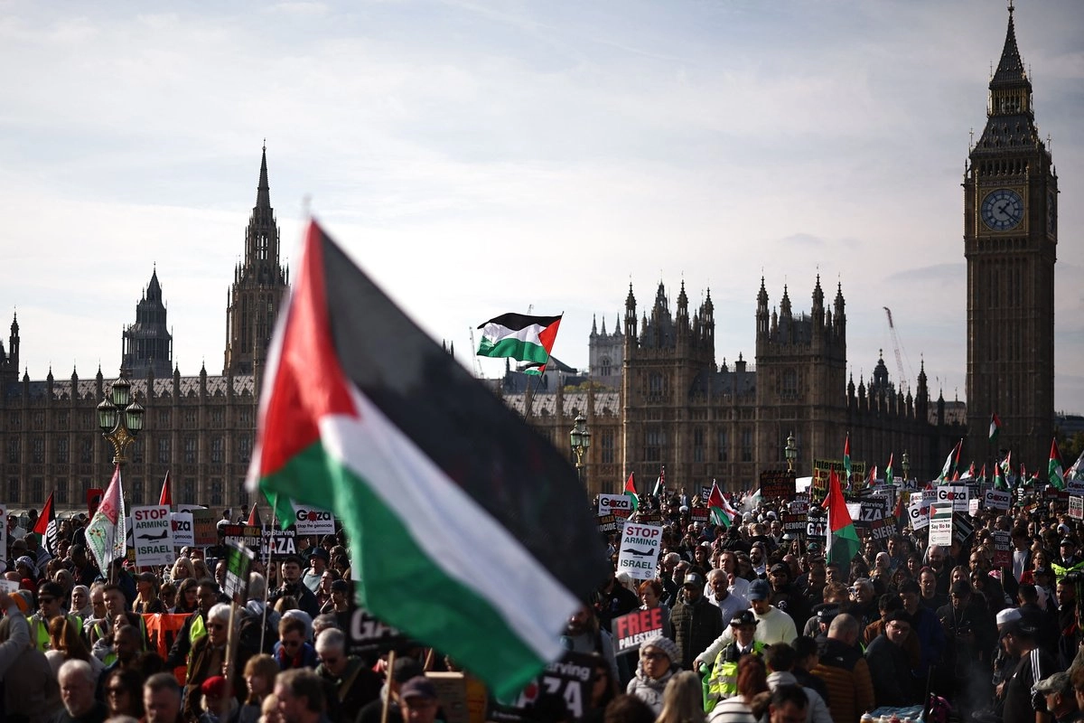 Manifestantes pro palestinos sostienen carteles y ondean banderas en el centro de Londres, el 11 de octubre de 2025.