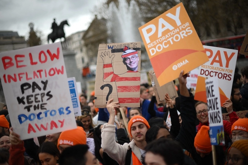 Miles de jóvenes médicos iniciaron el martes una huelga de cuatro días en Inglaterra para reclamar mejores salarios en medio de la crisis del coste de la vida. Foto Afp 
